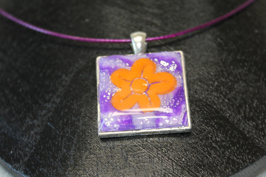 Collier-Acier-Argente-Cabochon-Carre-Polymere-Marbre-Violet-Fleur-Orange