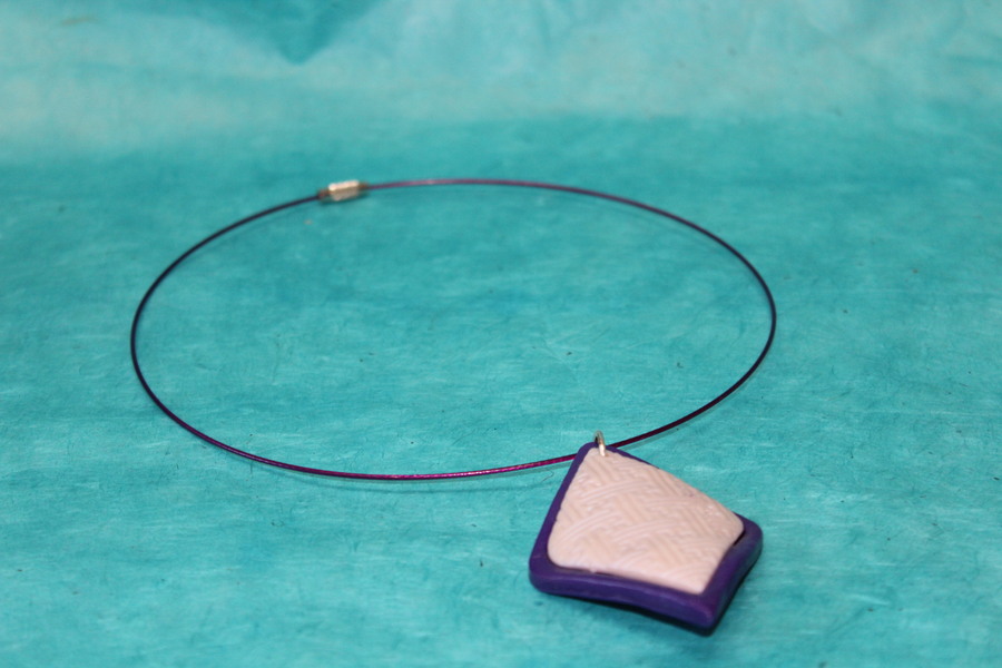 Collier-Filin-Pendantif-Polymere-Blanc-Violet-1