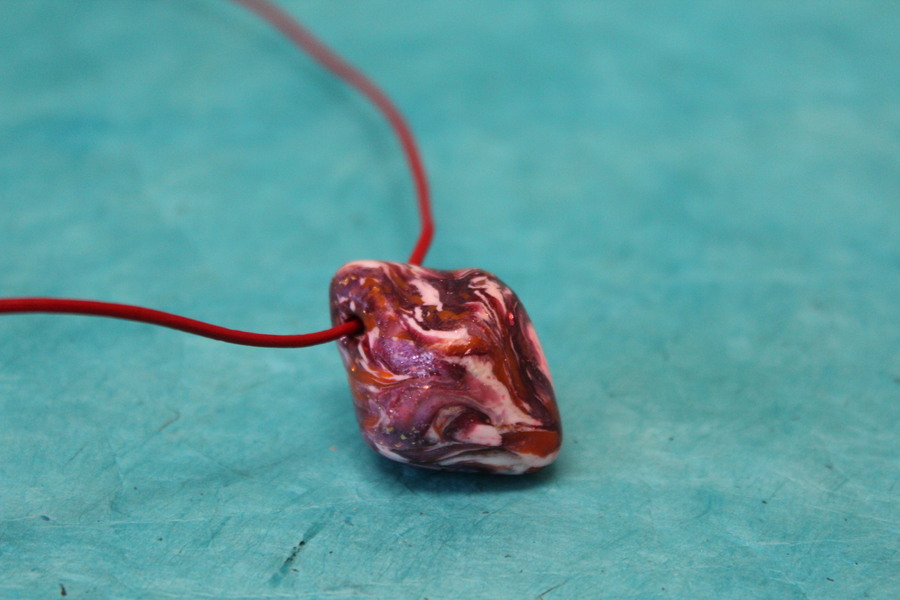 Collier-Chaine-Imitation-Cuir-Rouge-Polymere-Toupie-Multicolore-2