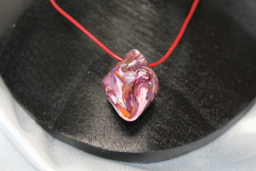Collier-Chaine-Imitation-Cuir-Rouge-Polymere-Toupie-Multicolore-4