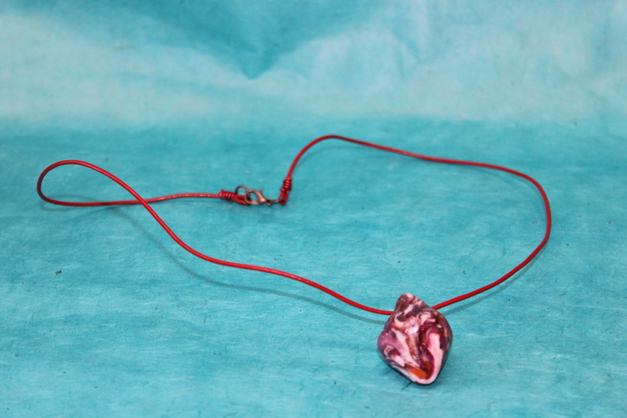 Collier-Chaine-Imitation-Cuir-Rouge-Polymere-Toupie-Multicolore