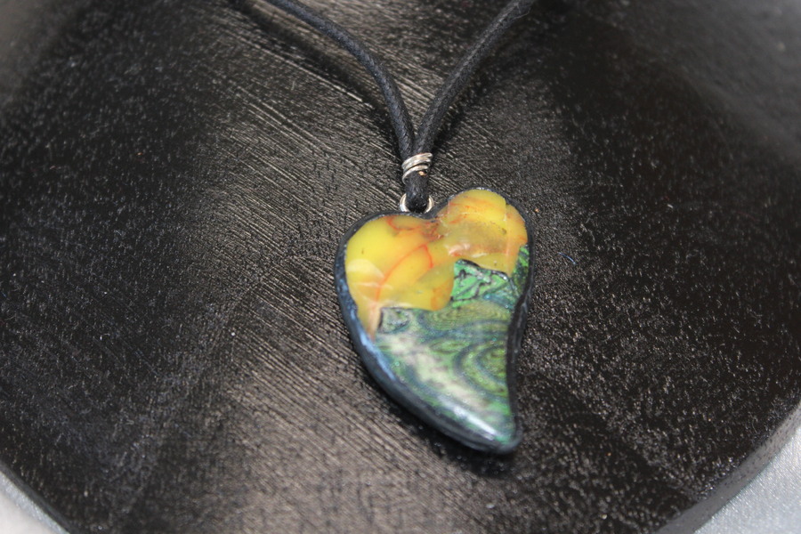 Collier-chaine-Coton-Cire-Polymere-Coeur-Vert-Jaune-1