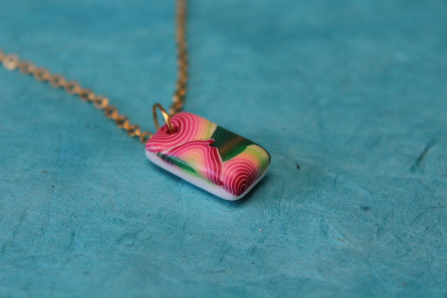 Collier-Chaine-Dore-Polymere-Multicolore-1