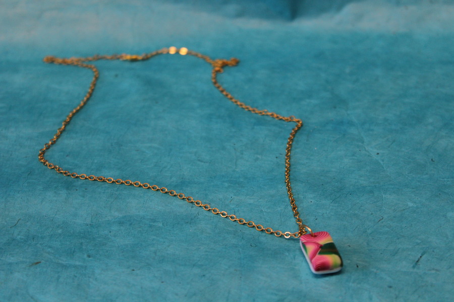 Collier-Chaine-Dore-Polymere-Multicolore