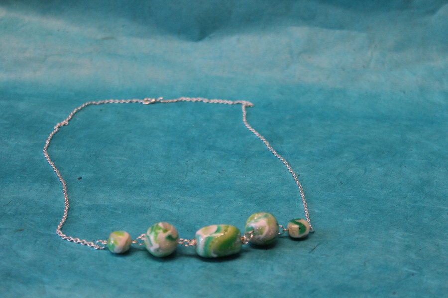 Collier-Chaine-Argente-Perles-Polymere-Vertes
