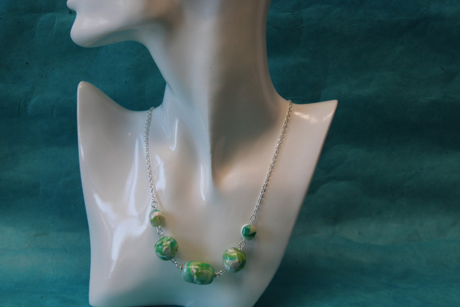 Collier-Chaine-Argente-Perles-Polymere-Vertes-2