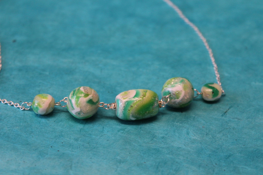 Collier-Chaine-Argente-Perles-Polymere-Vertes-1