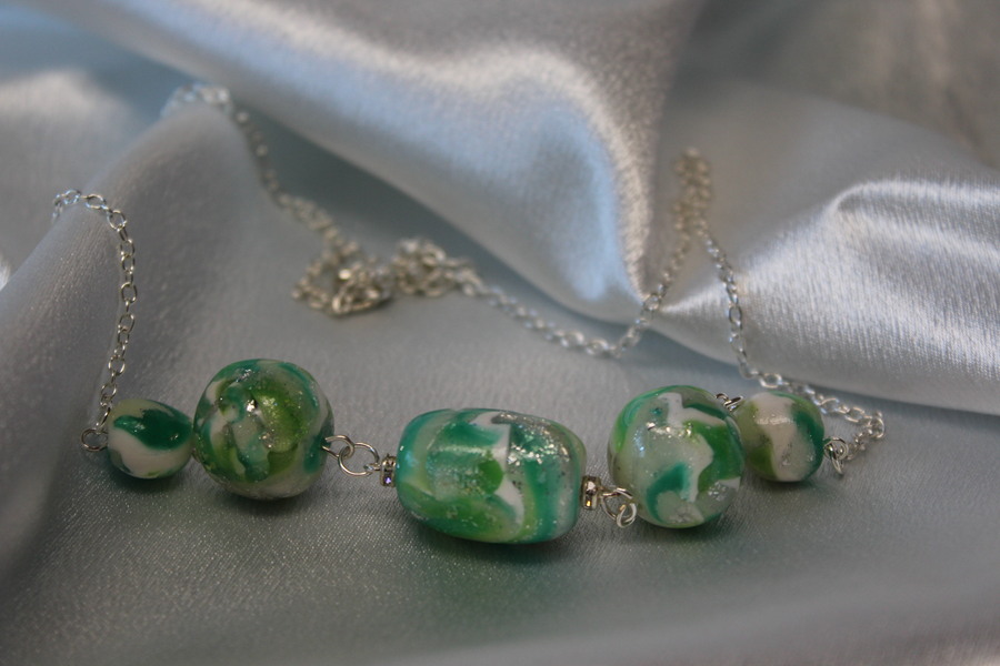 Collier-Chaine-Argente-Perles-Polymere-Vertes-4