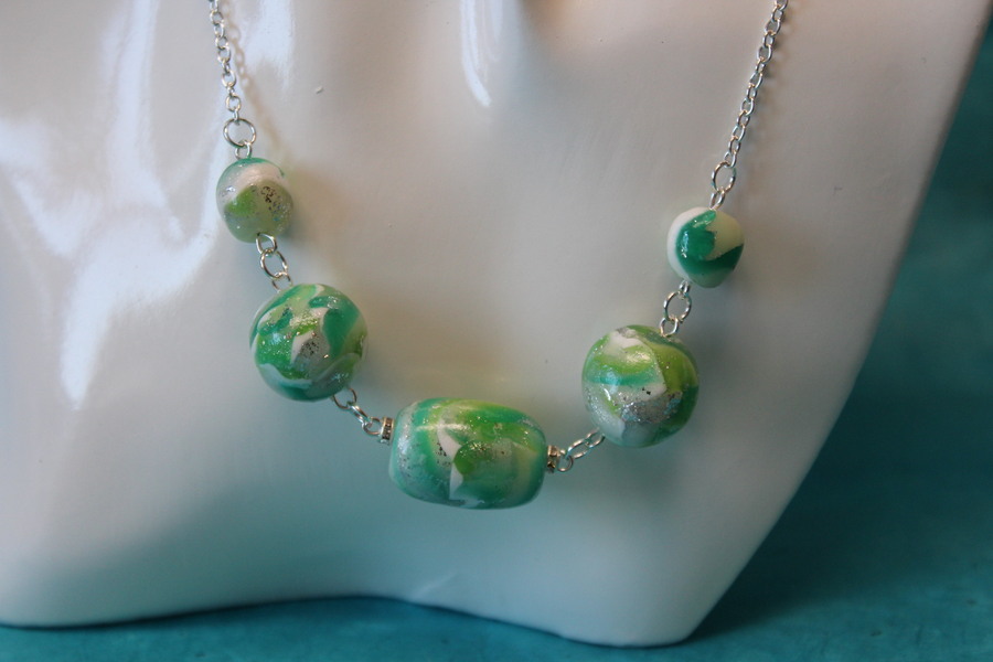 Collier-Chaine-Argente-Perles-Polymere-Vertes-3