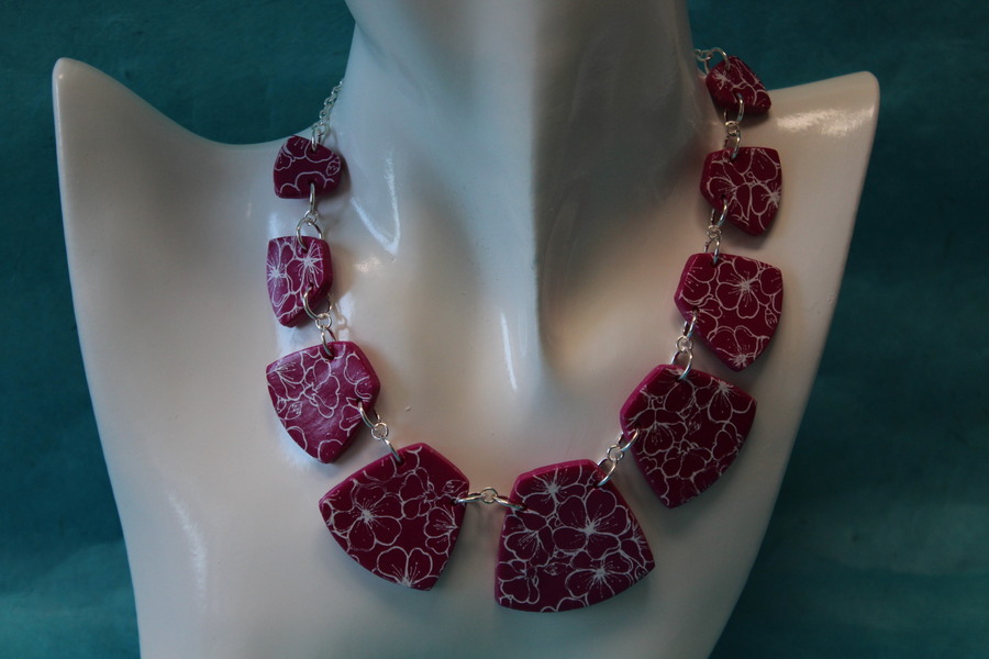 Collier-Chaine-Argente-Polymere-Magenta-Fleurs-blanche-3