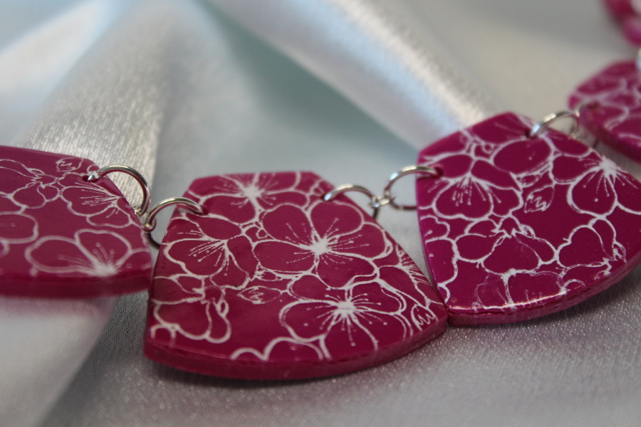 Collier-Chaine-Argente-Polymere-Magenta-Fleurs-blanche-5
