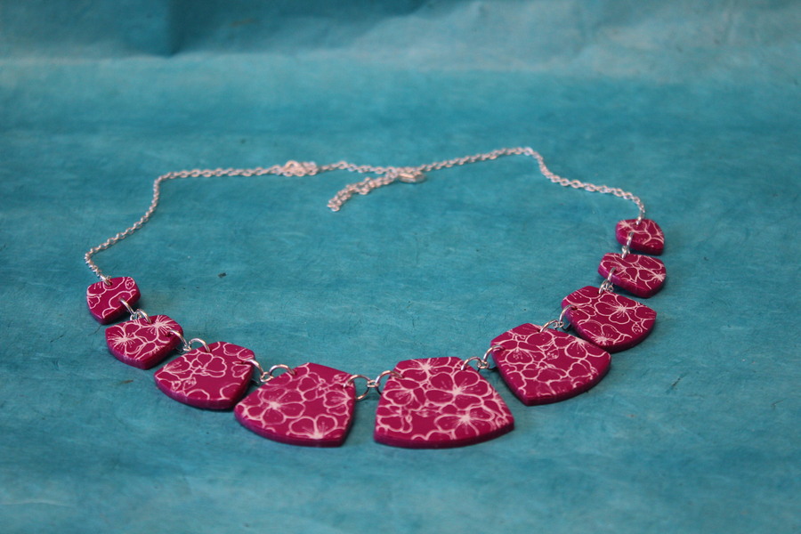 Collier-Chaine-Argente-Polymere-Magenta-Fleurs-blanche