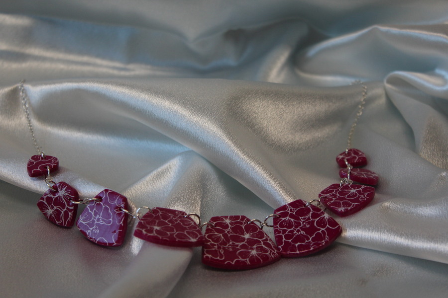 Collier-Chaine-Argente-Polymere-Magenta-Fleurs-blanche-4