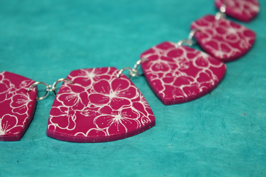 Collier-Chaine-Argente-Polymere-Magenta-Fleurs-blanche-1