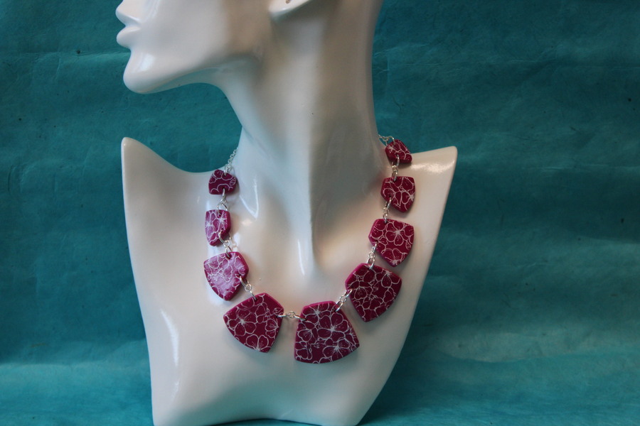 Collier-Chaine-Argente-Polymere-Magenta-Fleurs-blanche-2
