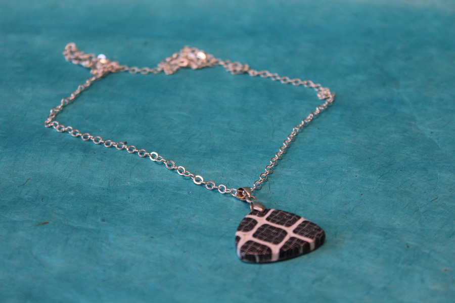 Collier-Chaine-Argente-Polymere-Noir-Blanc-2