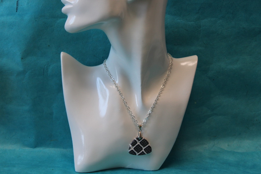 Collier-Chaine-Argente-Polymere-Noir-Blanc