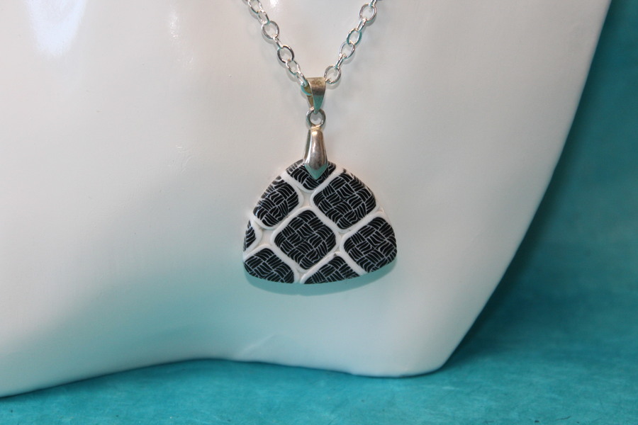 Collier-Chaine-Argente-Polymere-Noir-Blanc-1