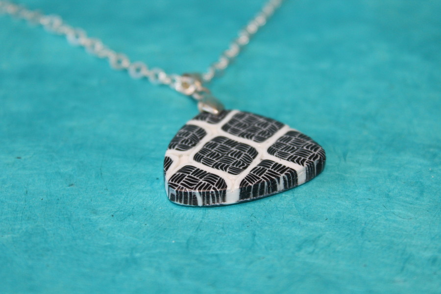 Collier-Chaine-Argente-Polymere-Noir-Blanc-3