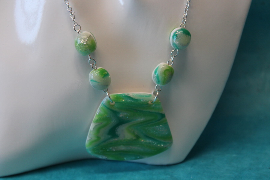 Collier-Chaine-Argente-Polymere-Marbrures-Vertes-2