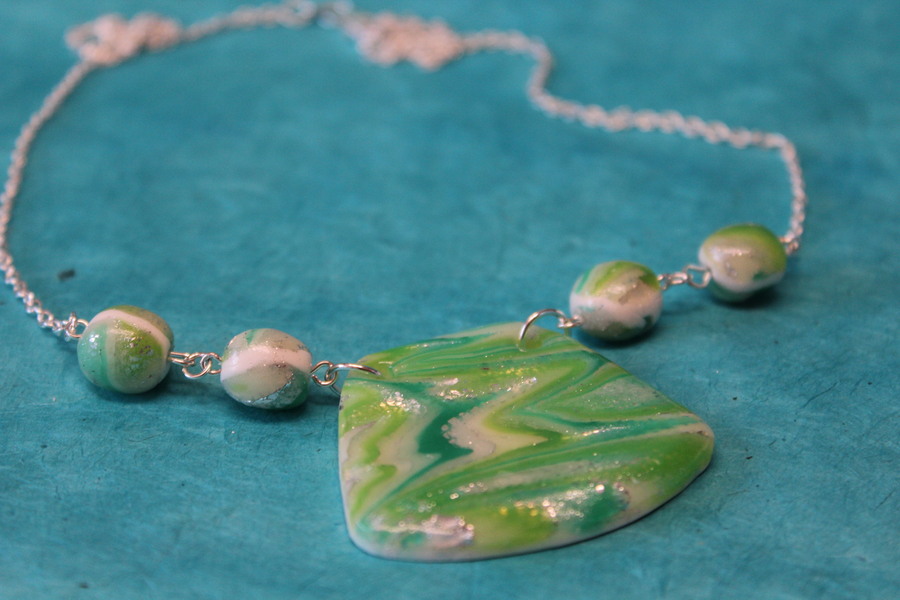 Collier-Chaine-Argente-Polymere-Marbrures-Vertes-1