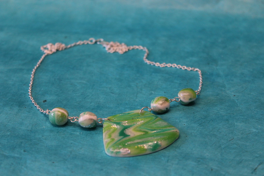 Collier-Chaine-Argente-Polymere-Marbrures-Vertes