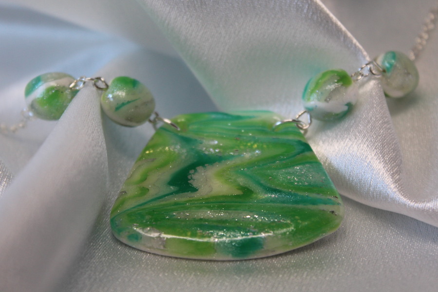 Collier-Chaine-Argente-Polymere-Marbrures-Vertes-5