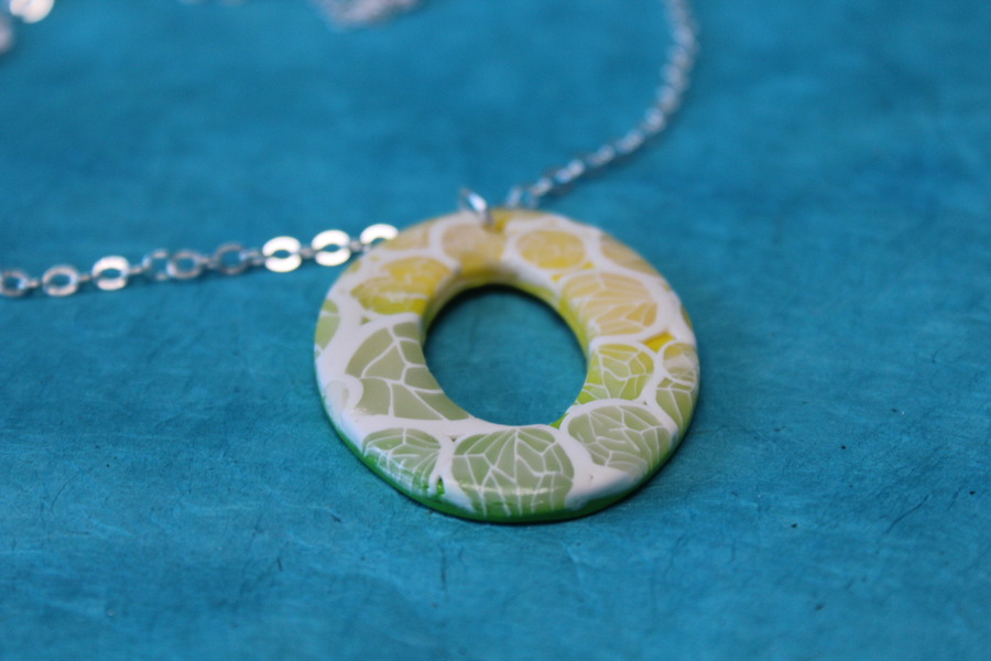 Collier-Chaine-Argente-Polymere-Degrade-Jaune-Vert-1