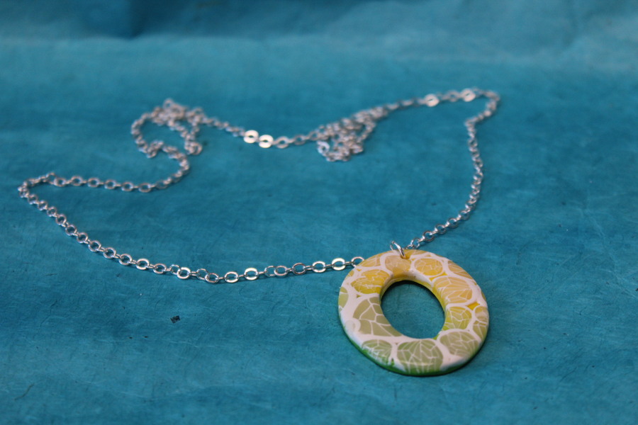 Collier-Chaine-Argente-Polymere-Degrade-Jaune-Vert