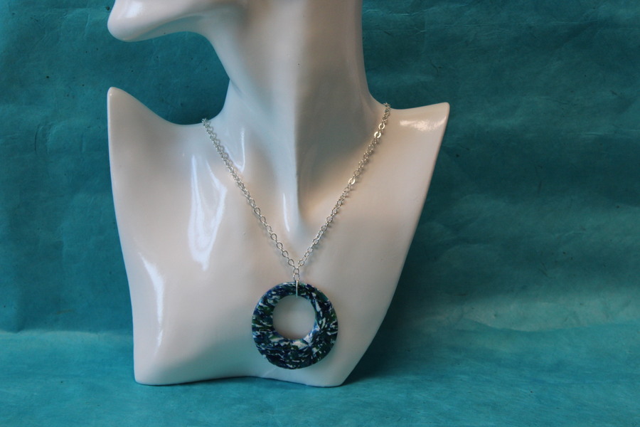 Collier-Chaine-Argente-Polymere-Bleu-Vert-Blanc