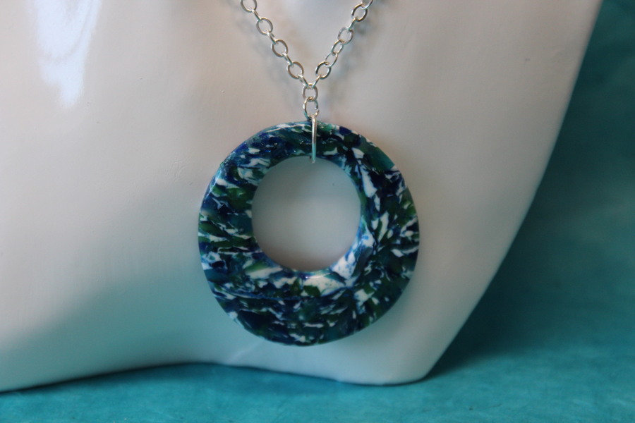 Collier-Chaine-Argente-Polymere-Bleu-Vert-Blanc-1