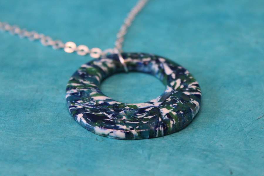 Collier-Chaine-Argente-Polymere-Bleu-Vert-Blanc-3