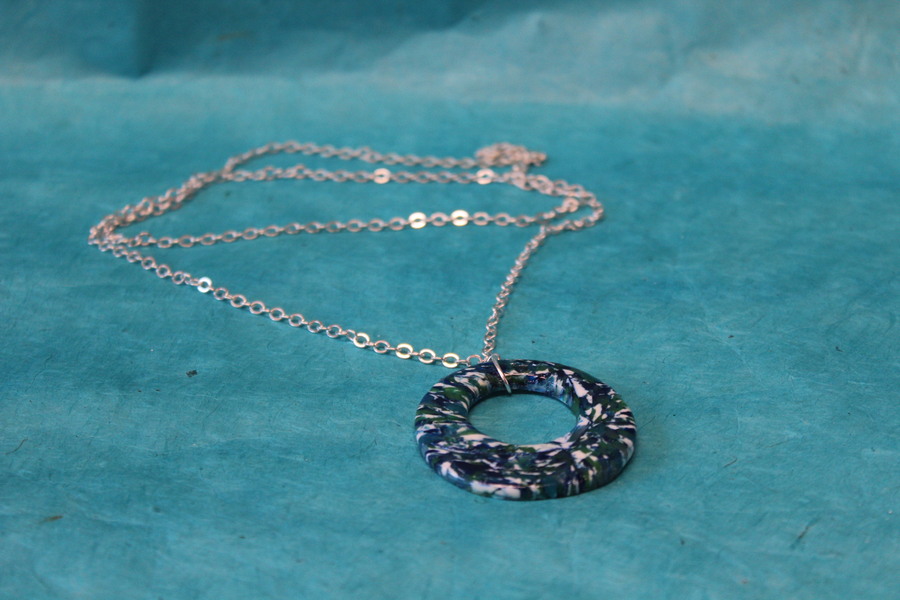 Collier-Chaine-Argente-Polymere-Bleu-Vert-Blanc-2