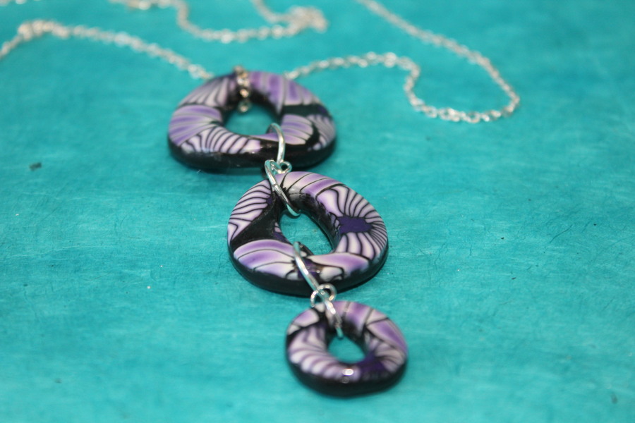 Collier-Chaine-Argente-Polymere-Fleur-Violette-Noir-1