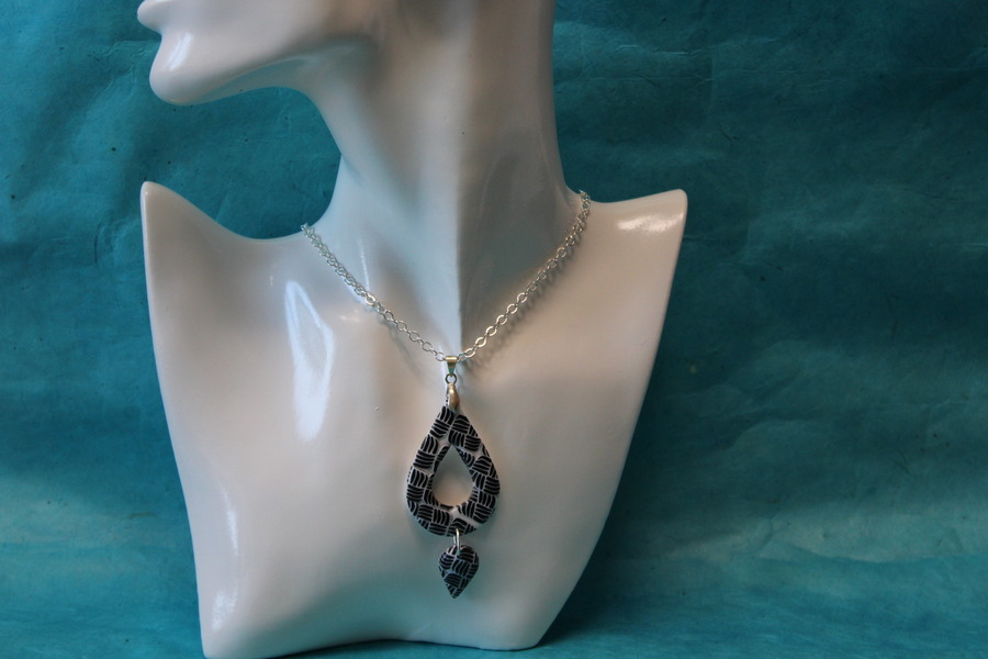 Collier-Chaine-Argente-Polymere-Pied-Poule-Noir-Blanc