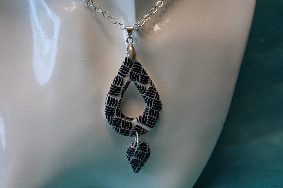 Collier-Chaine-Argente-Polymere-Pied-Poule-Noir-Blanc-1