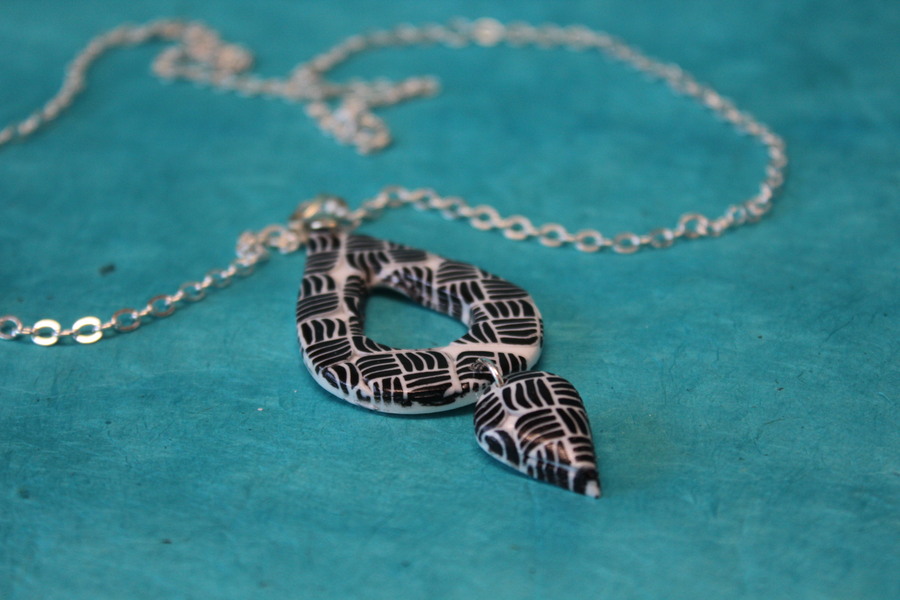 Collier-Chaine-Argente-Polymere-Pied-Poule-Noir-Blanc-3