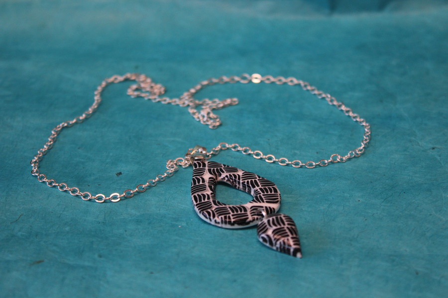 Collier-Chaine-Argente-Polymere-Pied-Poule-Noir-Blanc-2
