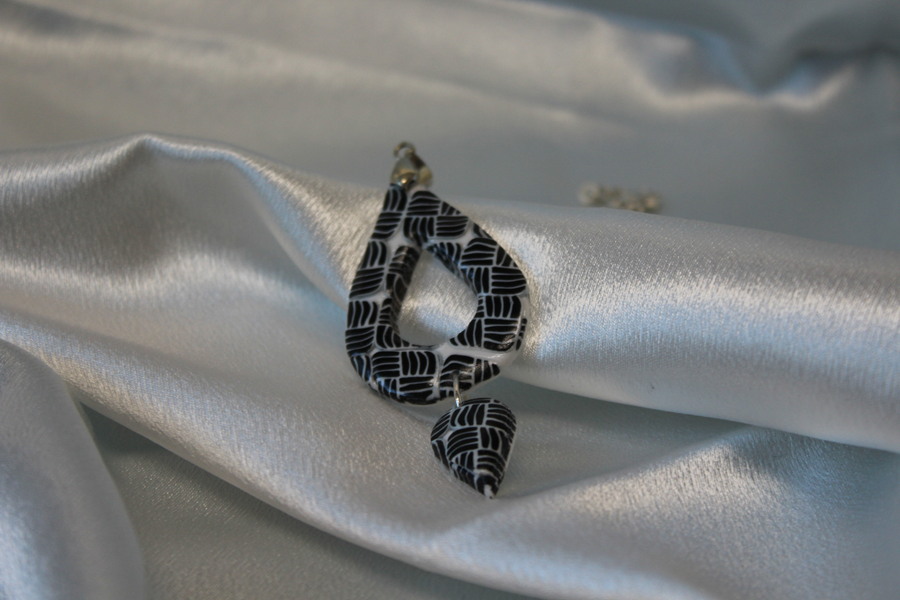 Collier-Chaine-Argente-Polymere-Pied-Poule-Noir-Blanc-4