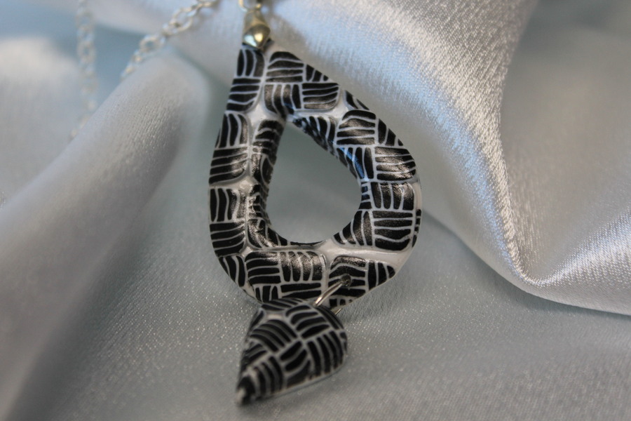 Collier-Chaine-Argente-Polymere-Pied-Poule-Noir-Blanc-6
