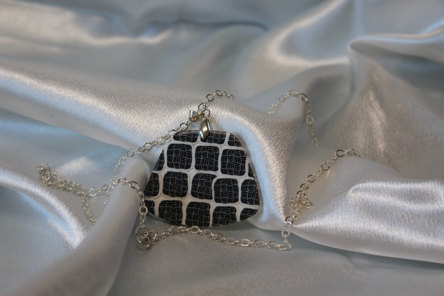 Collier-Chaine-Argente-Polymere-Noir-Blanc-4