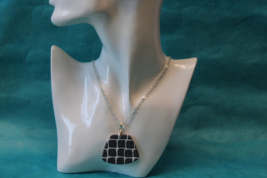 Collier-Chaine-Argente-Polymere-Pied-de-Poule-Noir-Blanc
