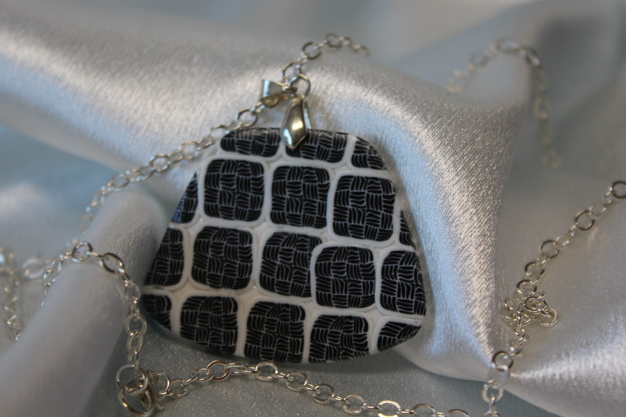 Collier-Chaine-Argente-Polymere-Noir-Blanc-5