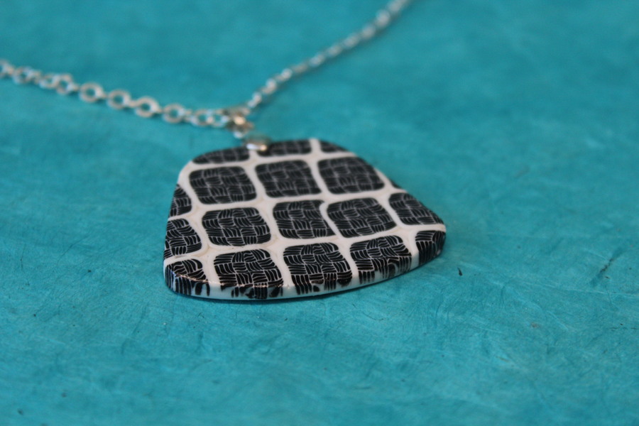 Collier-Chaine-Argente-Polymere-Pied-de-Poule-Noir-Blanc-3