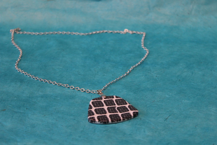 Collier-Chaine-Argente-Polymere-Pied-de-Poule-Noir-Blanc-2
