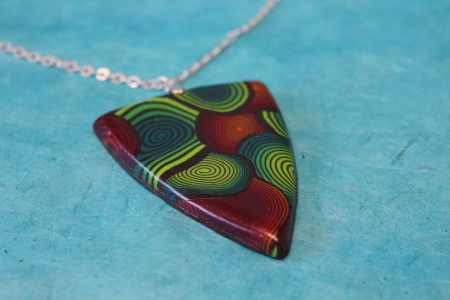 Collier-Chaine-Argente-Polymere-Spirales-Degrade-Verts-Degrade-rouge-1