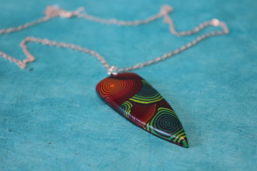 Collier-Chaine-Argente-Petit-Blason-Polymere-Spirales-Degrade-Vert-Rouge-1