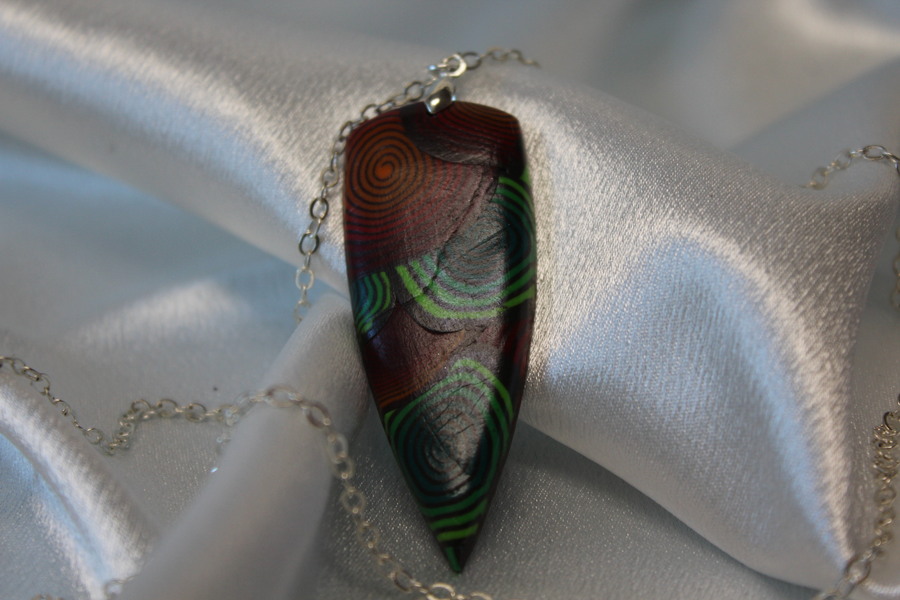 Collier-Chaine-Argente-Petit-Blason-Polymere-Spirales-Degrade-Vert-Rouge-4