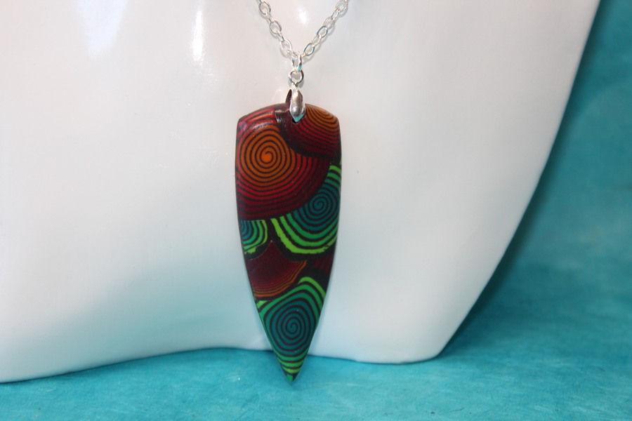 Collier-Chaine-Argente-Petit-Blason-Polymere-Spirales-Degrade-Vert-Rouge-2