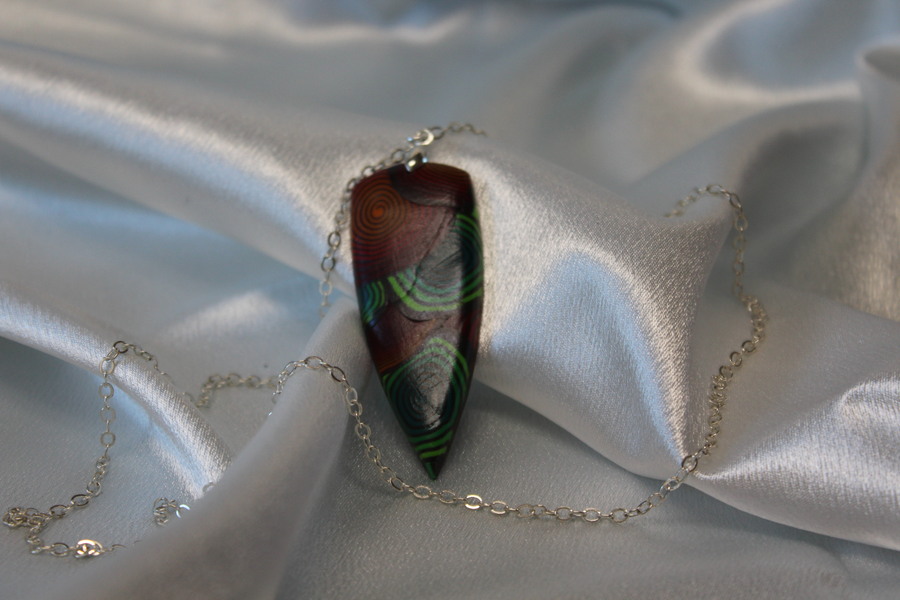 Collier-Chaine-Argente-Petit-Blason-Polymere-Spirales-Degrade-Vert-Rouge-3